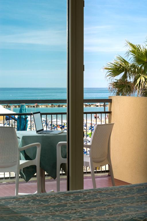 Hotel Belsoggiorno Cattolica Eksteriør billede